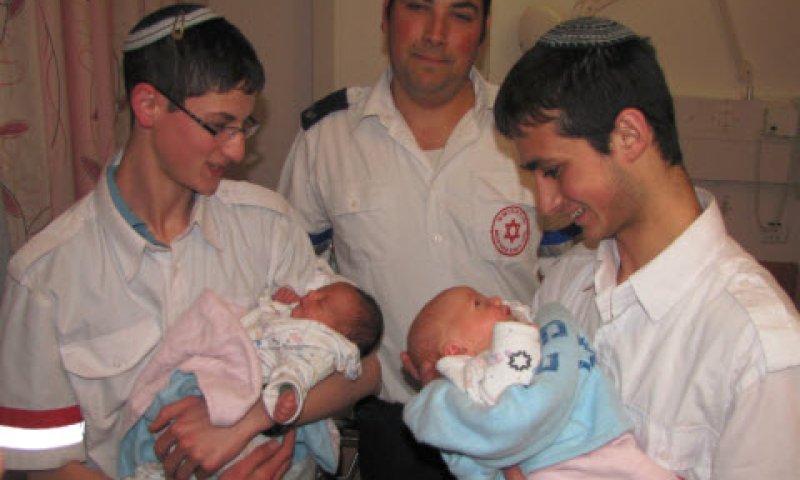 לידת תאומים מפתיעה [צילום: דוברות מד"א]