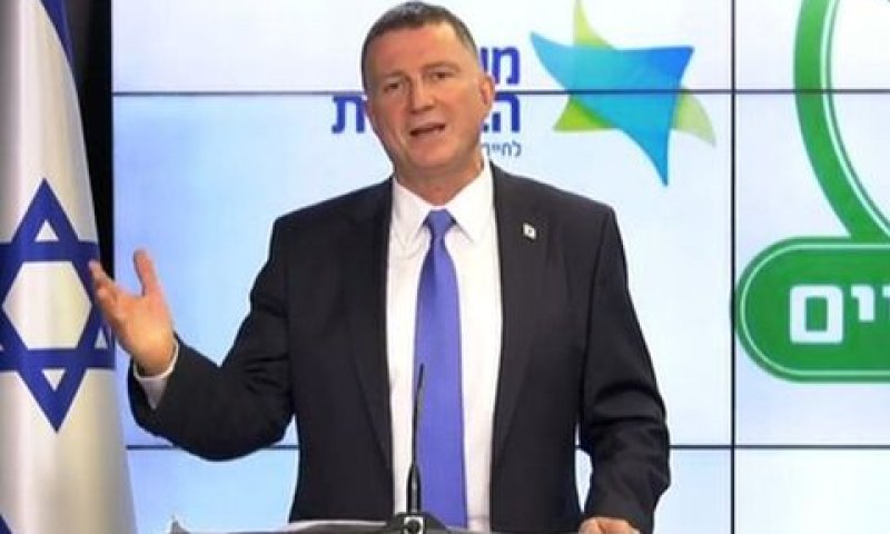 אדלשטיין במסיבת העיתונאים [צילום: לע"מ]