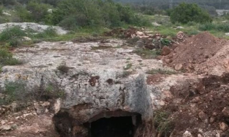 [צילום: ניר דיסטלפלד, רשות העתיקות]ההרס בחורבת משכנה ופתח מערת הקבורה שנחשף בידי מחפרון