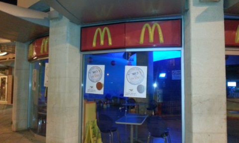 שלטי "כשר אבל מסריח" שהודבקו על דלת כניסה לסניף מקדונלד'ס