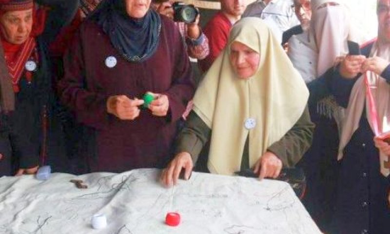החלו לרקום. קשישות פלשתיניות בעזה