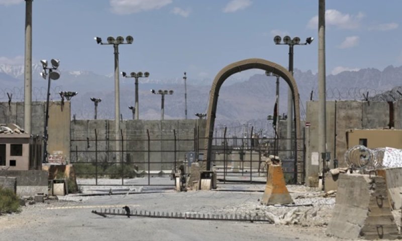 שער הבסיס האמריקני הנטוש [צילום: רחמאט גול, AP]