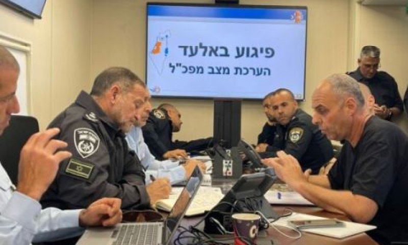 המפכ"ל בהערכת מצב. המחבלים כנראה התפצלו [צילום: דוברות המשטרה]