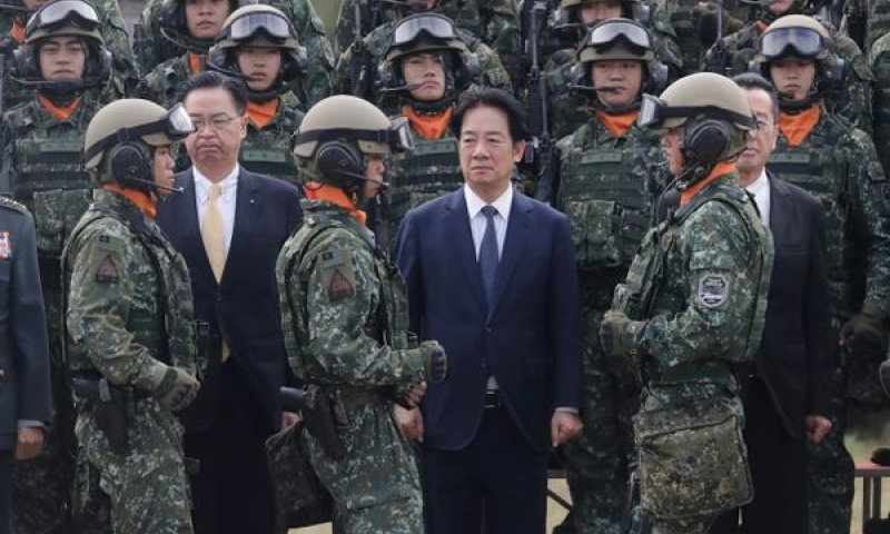 נשיא טייוואן, לאי צ'ינג-טה, במרכז, ממתין לתמונה קבוצתית עם חיילים במהלך טקס השבעת טנקי הקרב הראשיים M1A2T אברהמס במחוז סינצ'ו [צילום: צ'יאנג יינג-יינג/AP]