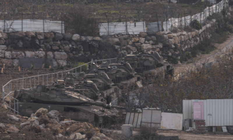 משוריינים ישראלים חונים בקו אלפא [צילום: מטיאס דלקרואה/AP]
