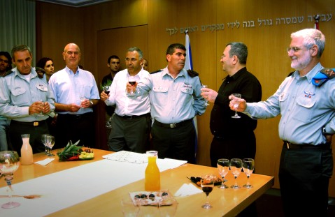הרמת הכוסית בטקס חילופי התפקידים
