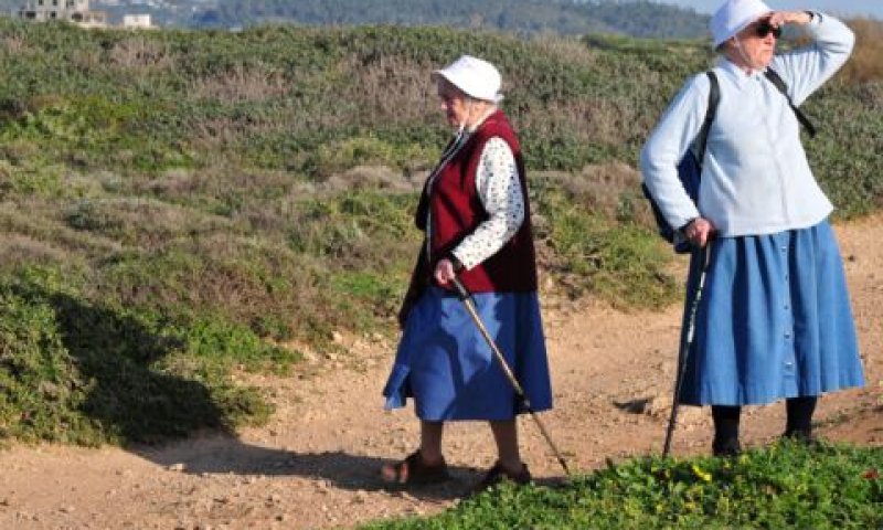 מטיילים בשמורת הבונים [צילום: פלאש 90]