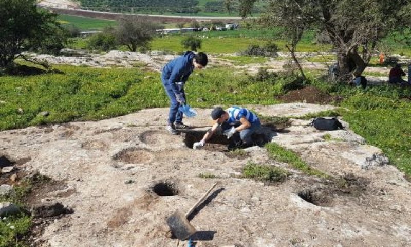 תלמידי של"ח חושפים את המתקנים העתיקים בחורבת חוקוק [צילום: אנסטסיה שפירו, באדיבות רשות העתיקות]
