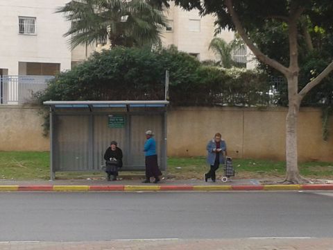 ממתינות בתחנה לאוטובוס שלא יבוא