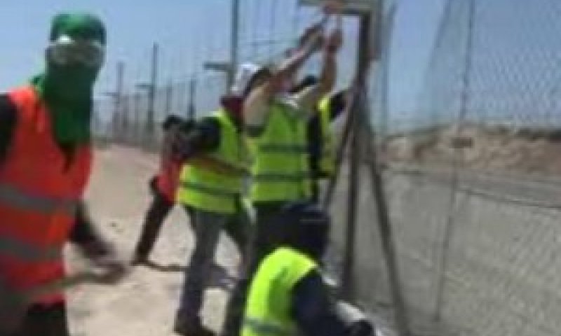 האנרכיסטים הורסים את גדר ההפרדה (מתוך סרטון הוידאו המצורף)