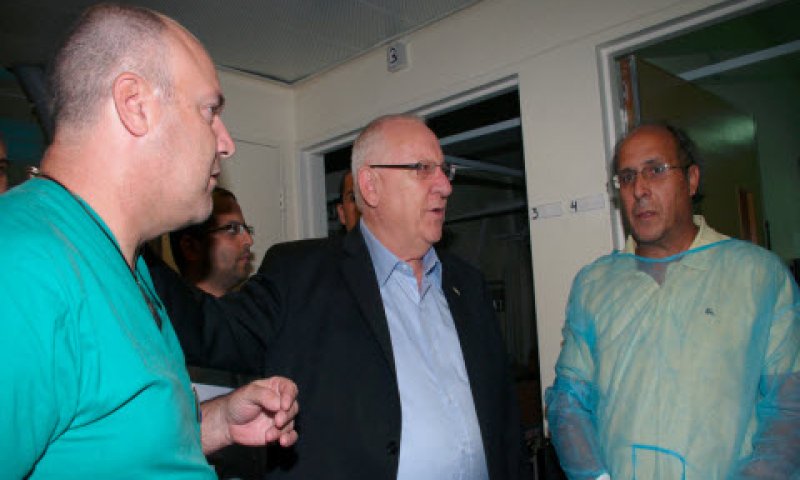 ריבלין. חיזק את בני המשפחה [צילום: יחידת הצילום שיבא]