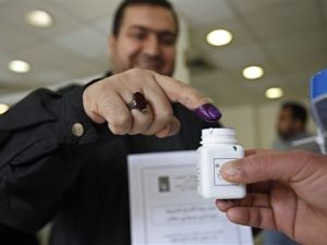 עירקי תושב לבנון מצביע. הקלפיות נפתחו מחוץ לעירק ביום שישי [צילום: AP]