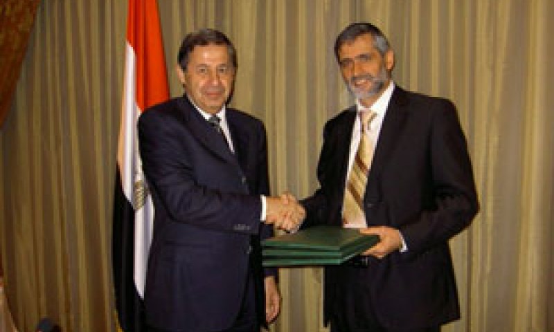 אלי ישי ועמיתו שר התעשיה המצרי [צילום: חיה פרי, משרד התמ"ת]