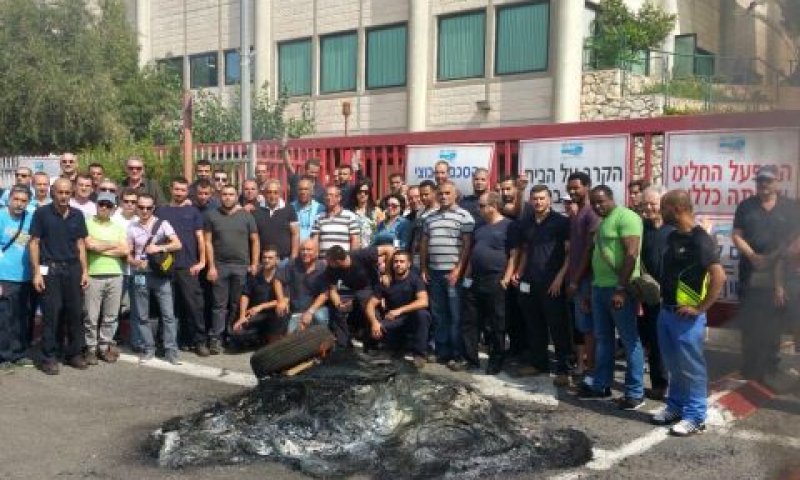 שורפים צמיגים בכניסה למפעל [צילום: דוברות ההסתדרות]