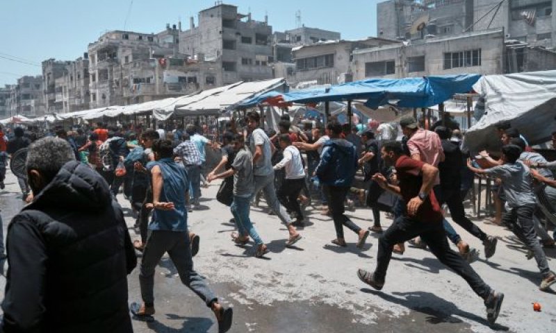 עזה. פלשתינים בורחים בעקבות הפצצות צה"ל [צילום: AP/ג'האד אלשריפי]