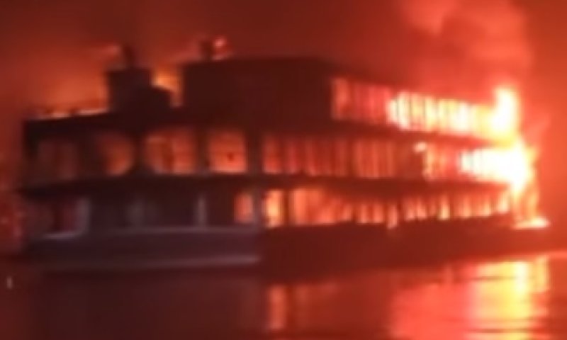 המעבורת עולה באש על מי הנהר [צילום: שימוש לפי סעיף 27א]