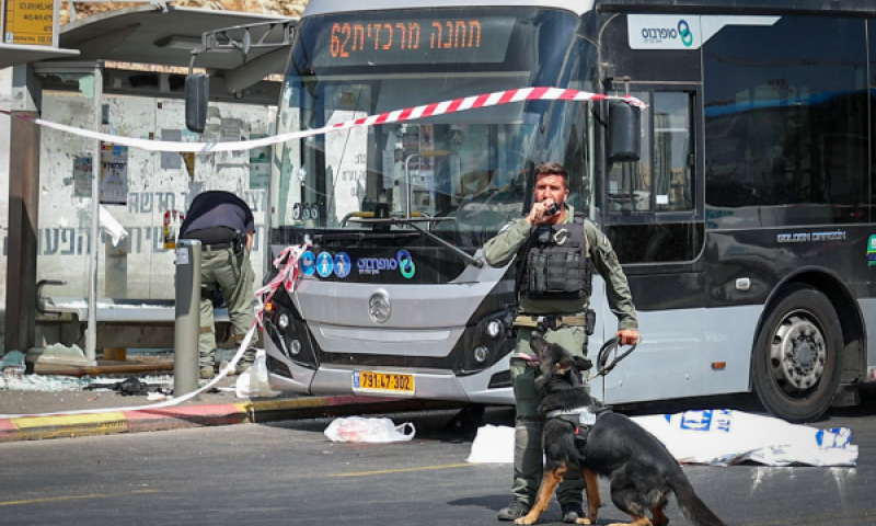 זירת הפיגוע אתמול בצומת רמות [צילום: אורן בן חקון/פלאש 90]