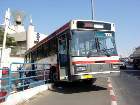 בתמונה: נהג אגד בירושלים איבד אתמול שליטה, פגע בגדר, ופצע הולך-רגל. הקו הזה כבר לא יגיע ליעדו [צילום: פלאש 90]