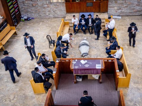 גופת הרב בבית כנסת [צילום: יונתן זינדל/פלאש 90]