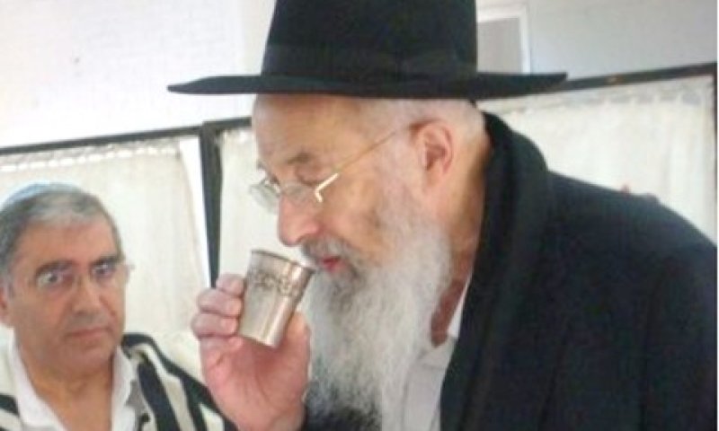 הרב צבי טאו בברית מילה [צילום ארכיון: משה גליקמן]