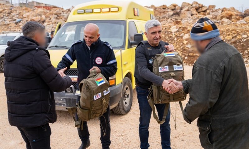 אנשי מד"א חילקו ציוד רפואי יחד עם האמבולנסים [צילום: דוברות מד"א]