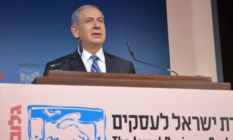 נתניהו. מחלק סוכריות [צילום: תמר מצפי]