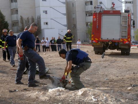 רקטה שנחתה בעיר באר שבע [צילום: פלאש 90]