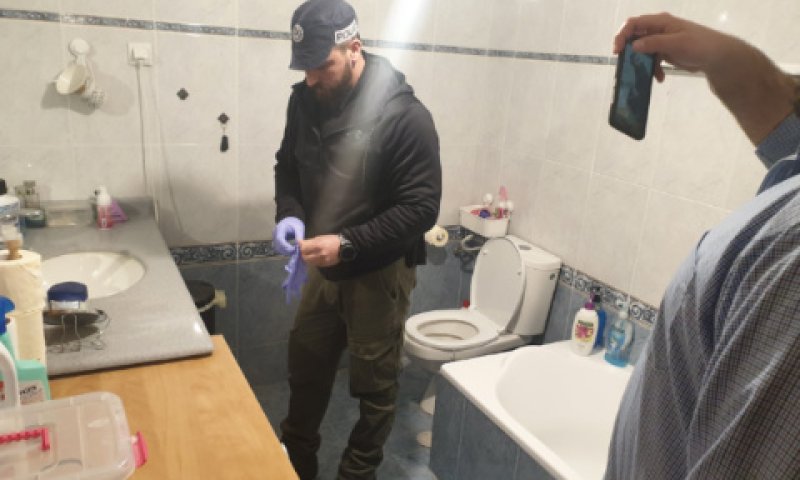 שוטרים מבצעים חיפוש בביתו של יהודה גליק