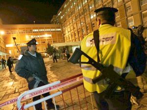 אבטחה בבית החולים [צילומים: AP]