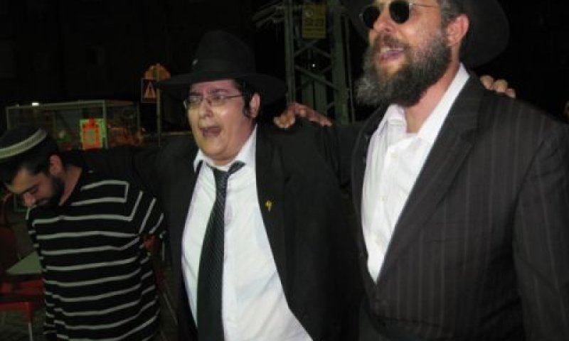אבוטבול (במרכז). טען שהקמת בית חב"ד היא שיקומו
