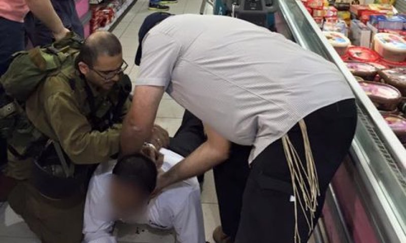זירת הפיגוע במתחם רמי לוי לפני שלוש שנים [צילום: עזאל ותיק]