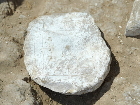 לוח משחק הטחנה בשימוש [צילום: אמיל אלג'ם, רשות העתיקות]