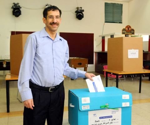 אורבך משלשל את המעטפה לקלפי [צילום: פלאש 90]