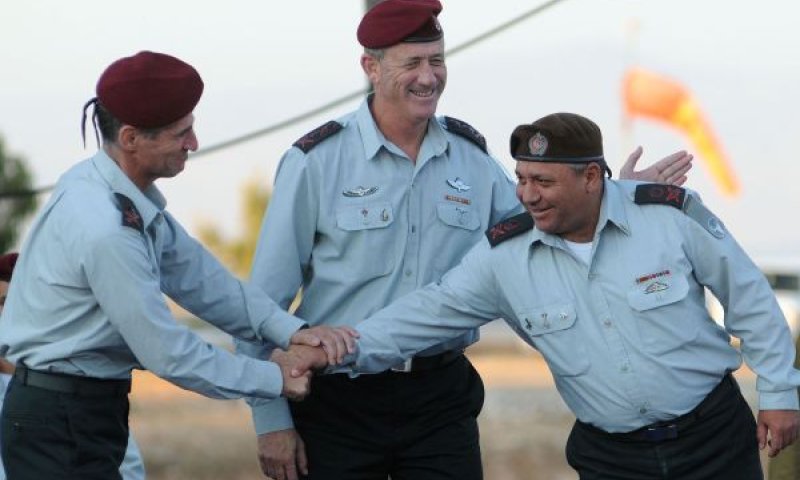 איזנקוט, גנץ וגולן בשנת 2011 [צילום: דובר צה"ל]