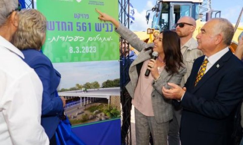 רגב מצביעה על שלט העבודות [צילום: ג׳יני סוכנות צילום]