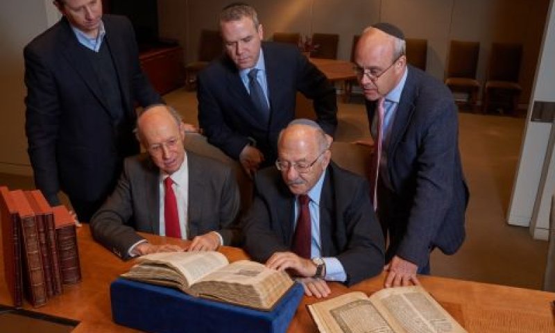 (משמאל לימין): אהוד יסלזון, ד"ר אביעד סטולמן האוצר הראשי של הספרייה הלאומית ואנג'לו פיאטלי מסותביס ניו יורק. יושבים: דוד בלומברג, יו"ר דרקטוריון הספרייה הלאומית ולצידו ד"ר דוד יסלזון. צילום - ארדון בר חמה (סותביס) [צילום: יח"צ]