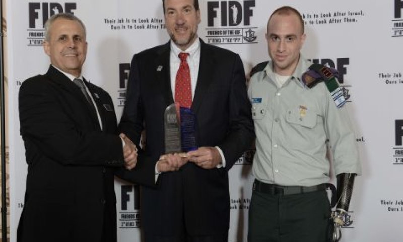 משמאל לימין: האלוף (במיל.) יצחק (ג'רי) גרשון, מנכ"ל ארגון ידידי צה"ל בארה"ב (נשיא הקרן לידידות) הרב יחיאל אקשטיין, סרן זיו שילון [צילום: שחר עזרן]