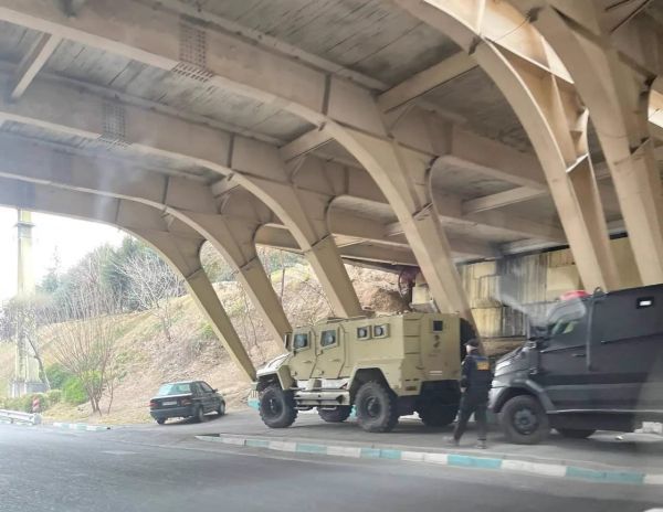 כוחות המשטר האירני מסתתרים תחת גשר [צילום: רשתות אירניות]