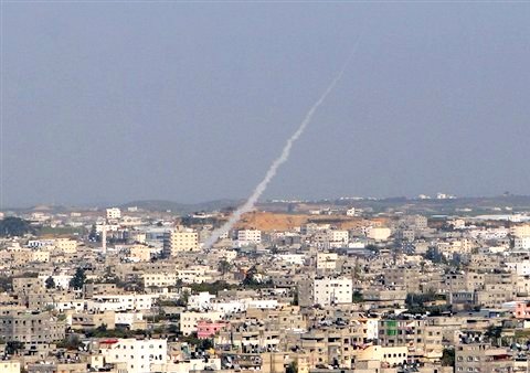 ירי קסאם מתוך שכונת מגורים [צילום: AP]
