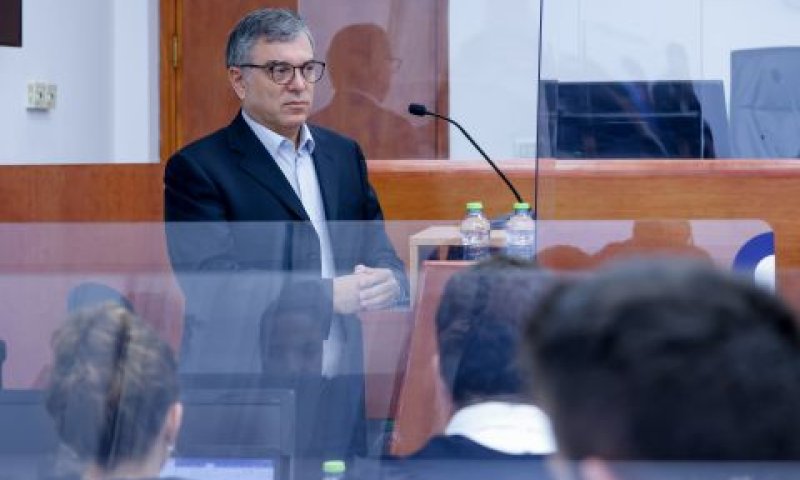 פילבר וספסל התביעה. חומר חקירה? [צילום: אוליביה פיטוסי, פלאש 90]