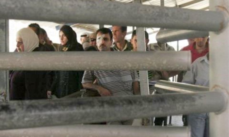 פלשתינים במחסום [צילום: AP]