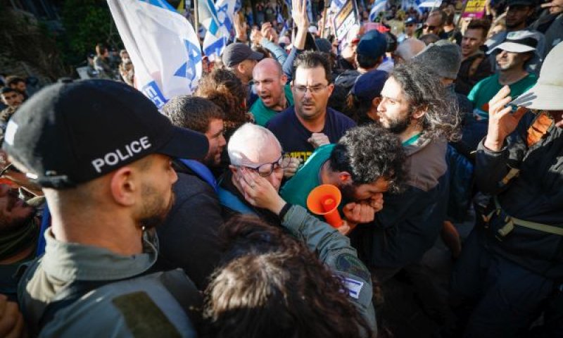 מפגינים מתעמתים עם המשטרה [צילום: יונתן זינדל/פלאש 90]