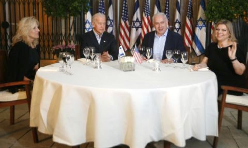 שרה ובנימין נתניהו עם ג'ו וג'יל ביידן. החיוכים היו מצד אחד [צילום: פלאש 90]