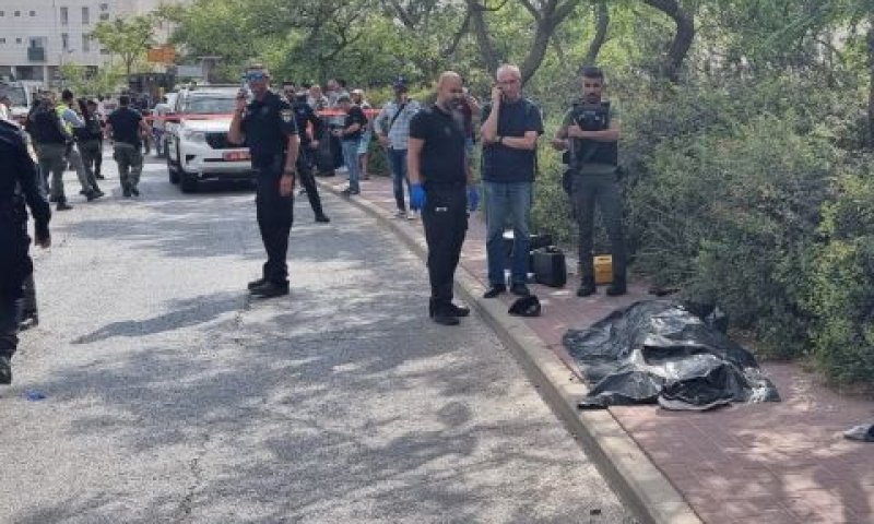 גופת המחבל בזירה [צילום: דוברות המשטרה]