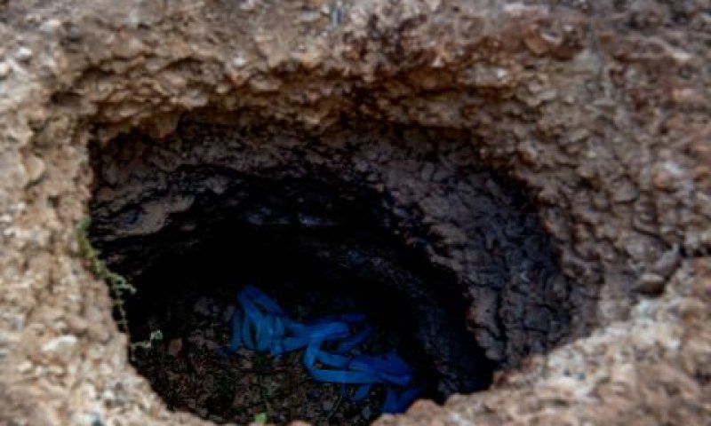 פתח המנהרה שממנה יצאו המחבלים [צילום: פלאש 90]