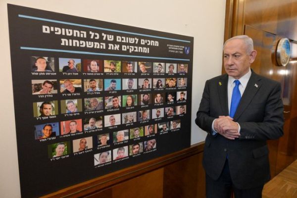 נתניהו. ברקע תמונות 48 החטופים [צילום: מעיין טואף, לע"מ]