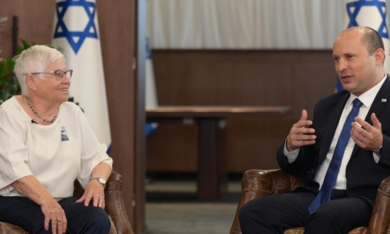 בנט ועליזה לנדאו בלשכת רה"מ, היום [צילום: עמוס בן גרשום, לע"מ]