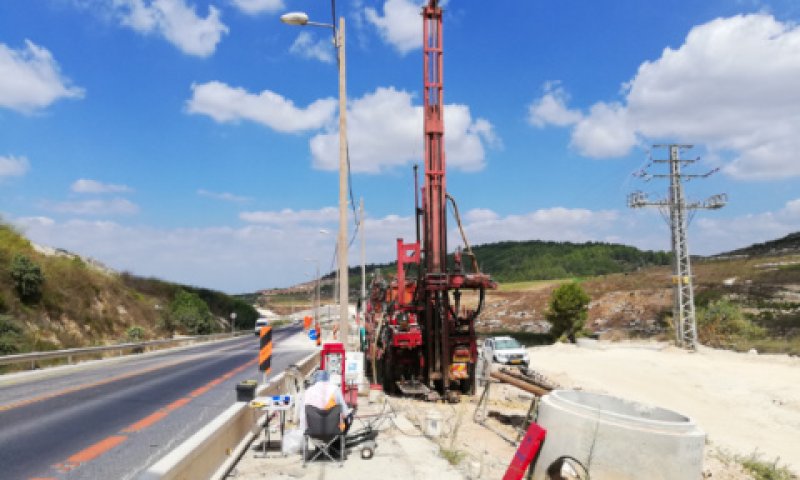 עבודות קידוח בסמוך לישוב ריינה (כביש 79) [צילום: חוצה ישראל]