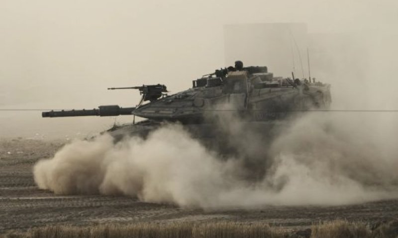 טנק של צה"ל מתמרן בפאתי הרצועה [צילום: AP/מאיה אלרוזו]