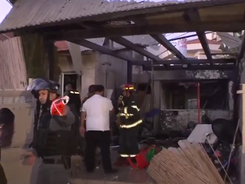 אחת מהפגיעות הישירות באשקלון, הערב [צילום: מן הטלוויזיה]